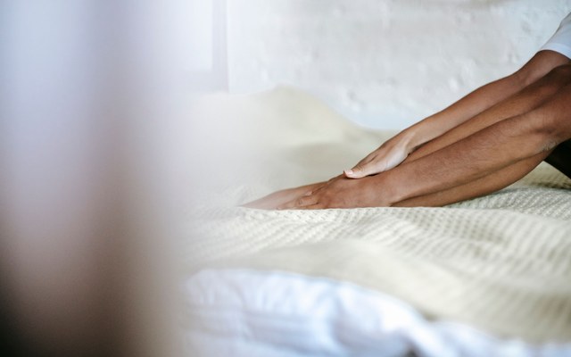 Mains aux ongles soignés sur une serviette claire